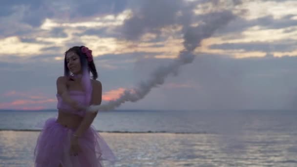 Hermosa Chica Con Maquillaje Brillante Vestido Rosa Bailando Con Bombas — Vídeos de Stock