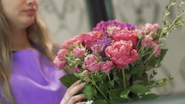 Florista Mujer Con Hermoso Ramo Flores Video — Vídeos de Stock