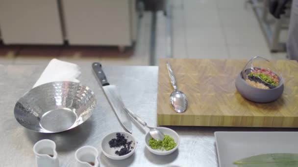 Schotel Met Rauwe Tonijn Zalm Moderne Restaurant Keuken Close Schaal — Stockvideo