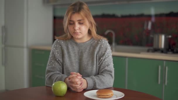 Giovane Paffuta Pensa Che Dovrebbe Mangiare Gustoso Hamburger Una Succosa — Video Stock