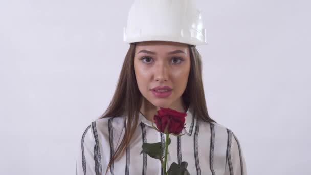 Arckép Egy Csinos Nőről Sisakban Vörös Rózsát Szimatolva Mosolyogva Közelről — Stock videók