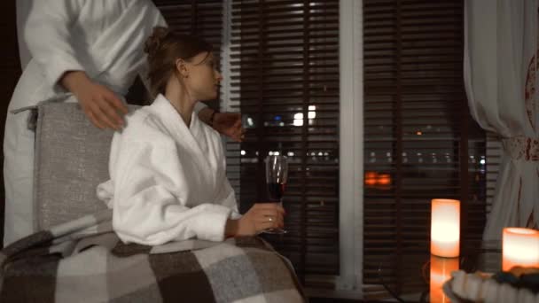 Mladý Romantický Pár Bílých Županech Odpočívající Pohodlném Hotelovém Pokoji — Stock video