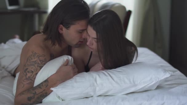 Πορτρέτο Τρυφερό Ζευγάρι Ξαπλωμένο Στο Κρεβάτι Φιλιέται Παθιασμένα Ρομαντική Σχέση — Αρχείο Βίντεο
