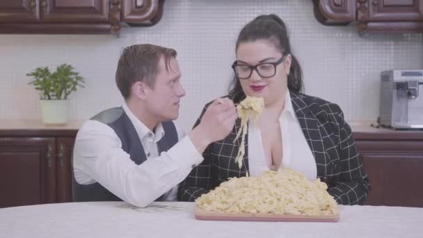 Nerd Mann Sitzt Tisch Mit Großem Teller Pasta Der Küche — Stockvideo
