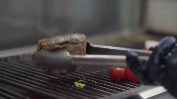 Kocken Tillagar Välsmakande Kött Grillen Vrider Den Med Metalltång Närbild — Stockvideo