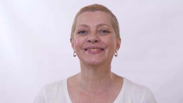 Retrato Mujer Sonriente Adulta Con Corte Pelo Corto Mirando Cámara — Vídeos de Stock