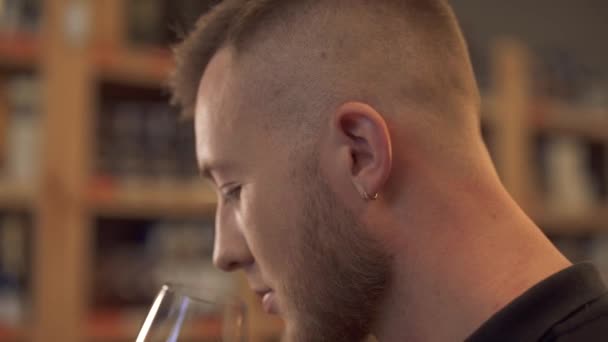 Portret Van Een Knappe Man Die Wijn Ruikt Het Glas — Stockvideo