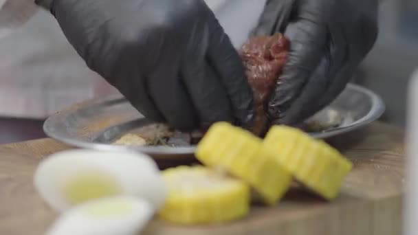 Chefs Handen Zwarte Latex Handschoenen Wrijft Een Stuk Kalfsvlees Metalen — Stockvideo