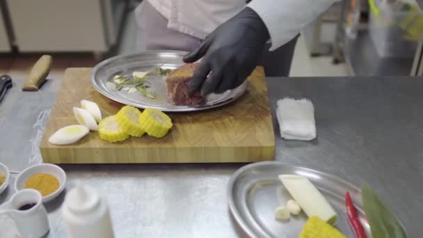 Chef Avental Derramando Pedaço Cru Carne Com Tempero Antes Assar — Vídeo de Stock