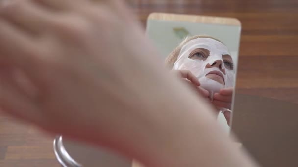 Портрет Зрілої Жінки Масці Обличчя Дама Видаляє Маску Обличчя Щаслива — стокове відео