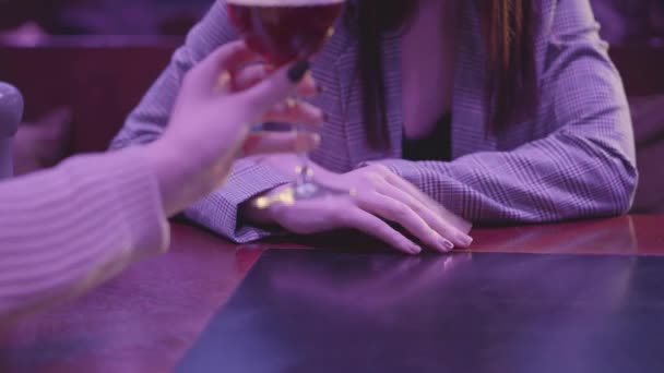 Main Féminine Tenant Verre Avec Cocktail Alcool Près Femme Méconnaissable — Video