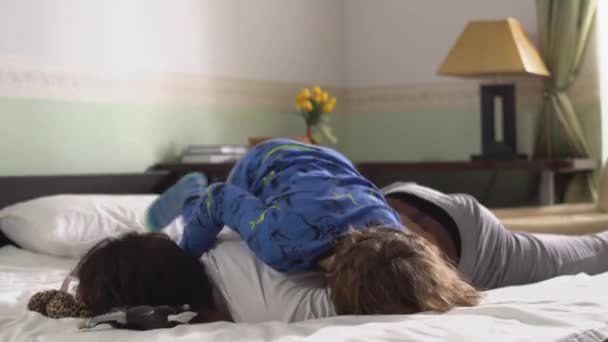 Twee Broers Pyjama Vechten Spelen Het Bed Ochtend — Stockvideo