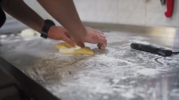 Mão Homem Trabalhando Com Massa Perto Chef Preparando Torta Queijo — Vídeo de Stock