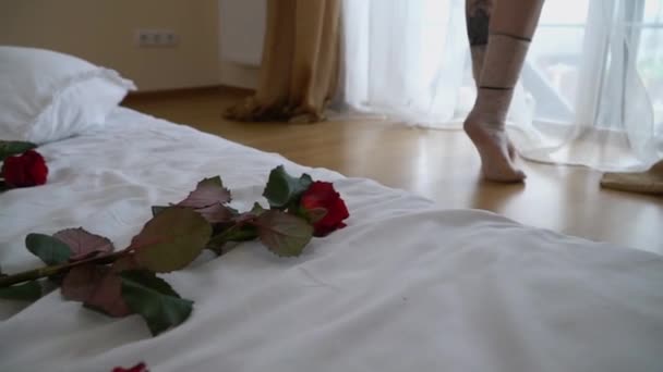 Rosas Vermelhas Estão Primeiro Plano Deitado Cama Vídeo — Vídeo de Stock