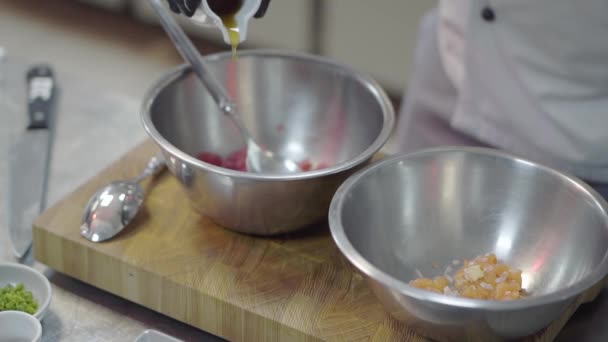 Las Manos Chef Experimentado Guantes Cocina Negro Vierten Ensalada Con — Vídeos de Stock