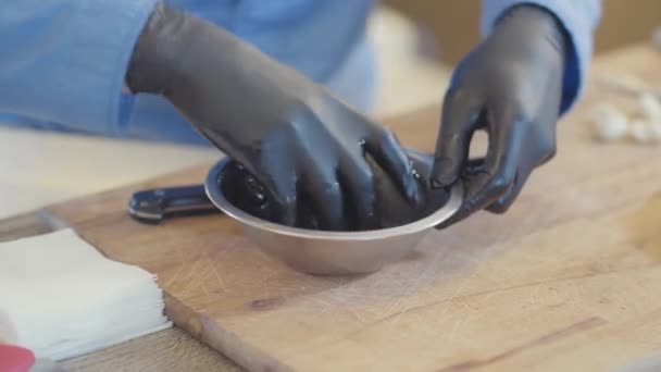 Mãos Cozinheiro Luvas Borracha Preta Preparando Alimentos Especiais Uma Tigela — Vídeo de Stock