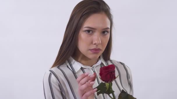 Infelice Giovane Bella Donna Molto Triste Tirando Petali Dalla Rosa — Video Stock