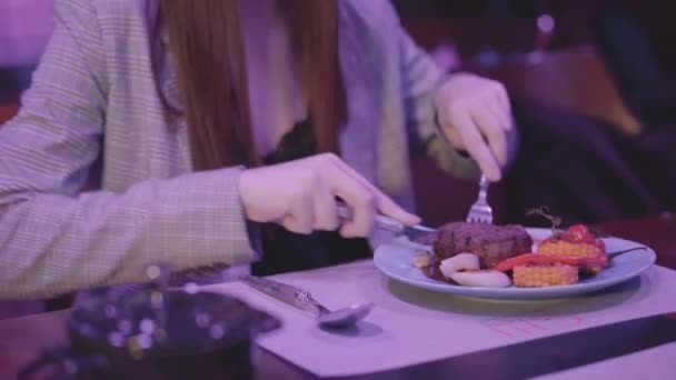 Mooie Jonge Vrouw Die Sappig Vlees Eet Gegrild Met Groente — Stockvideo