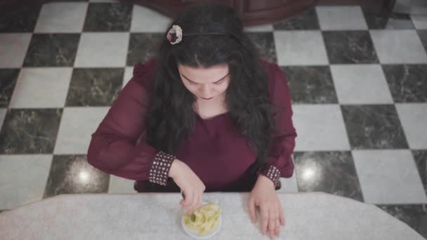 Top View Pretty Caucasian Fat Woman Eating Little Noodles Unhealthy — Stock Video