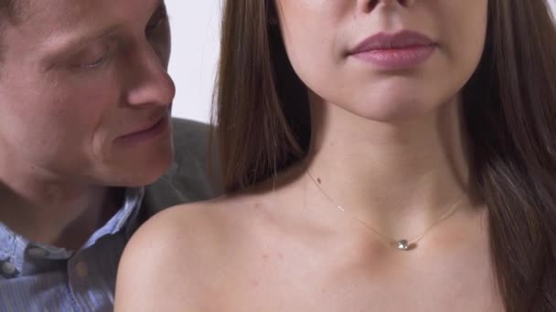 Mann Betrachtet Silbernen Anhänger Hals Eines Mädchens Aus Nächster Nähe — Stockvideo
