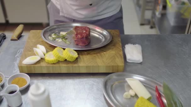 Chef Avental Derramando Pedaço Cru Carne Com Tempero Antes Assar — Vídeo de Stock