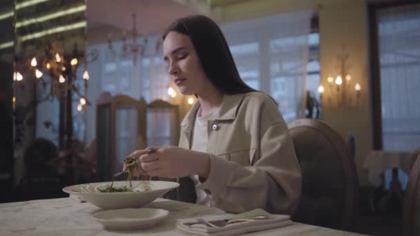 Jolie Femme Aux Cheveux Longs Mangeant Des Proxénètes Prônés Assis — Video