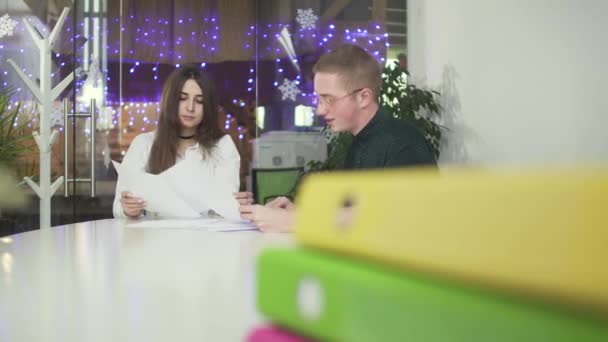 Video Van Zakenvrouw Zakenman Bril Zitten Aan Tafel Moderne Kantoor — Stockvideo