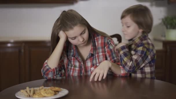 Retrato Adorável Menino Pequeno Sussurrando Segredo Para Menina Irmã Mais — Vídeo de Stock