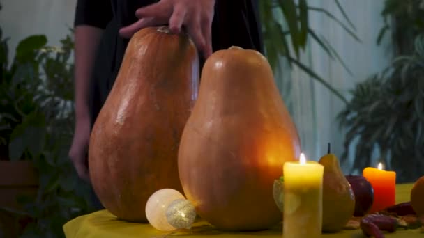 Halloween Mannelijke Handen Nemen Pompoen Steken Een Mes Mystieke Halloween — Stockvideo