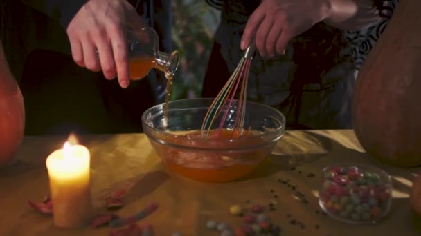 Zwei Zauberer Bereiten Allerheiligen Einen Zaubertrank Männliche Hand Gießt Magische — Stockvideo