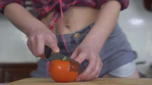 Mulher Dançando Cortando Tomate Fresco Placa Madeira Vídeo — Vídeo de Stock