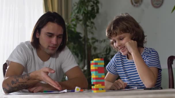 Zwei Brüder Ein Netter Jung Und Ein Hübscher Erwachsener Spielen — Stockvideo