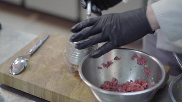 Ręce Szefa Kuchni Nowoczesnej Restauracji Umieszczając Surowego Marynowanego Tuńczyka Szklanej — Wideo stockowe