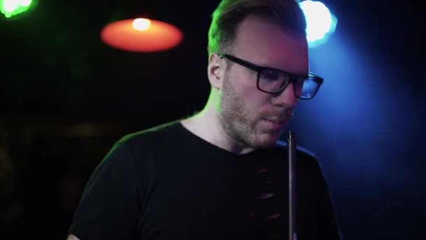 Vuxen Man Glasögon Andas Tjock Ånga Nattklubb Närbild Man Röker — Stockvideo