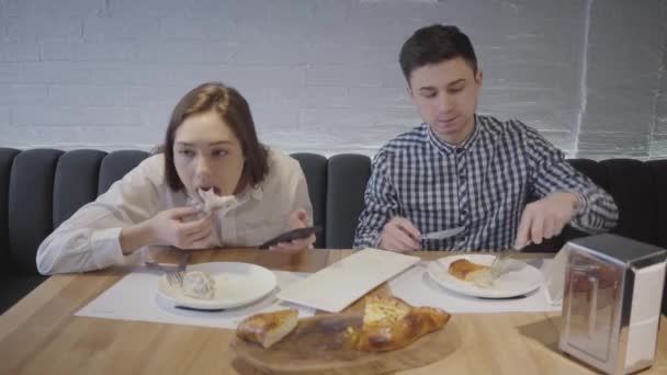 Una Joven Pareja Comiendo Acogedor Restaurante Deliciosos Platos Nacionales Georgia — Vídeos de Stock