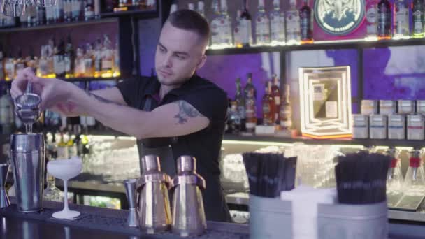 Mãos Barman Derrama Líquido Através Corante Dentro Incrível Copo Coquetel — Vídeo de Stock