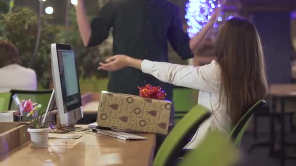 Видео Женщины Длинными Волосами Получающей Подарок Своего Коллеги Обнимающей Офисе — стоковое видео