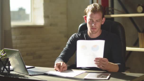 Jovem Homem Preocupado Assistindo Diagramas Papéis Trabalho Escritório Moderno Fechar — Vídeo de Stock