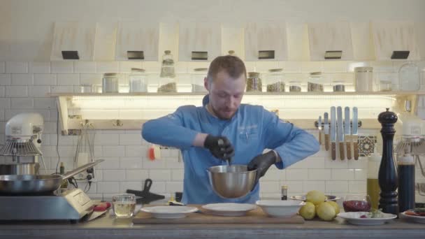 Cuoco Professionista Guanti Gomma Nera Mescolando Insalata Con Condimento Nella — Video Stock