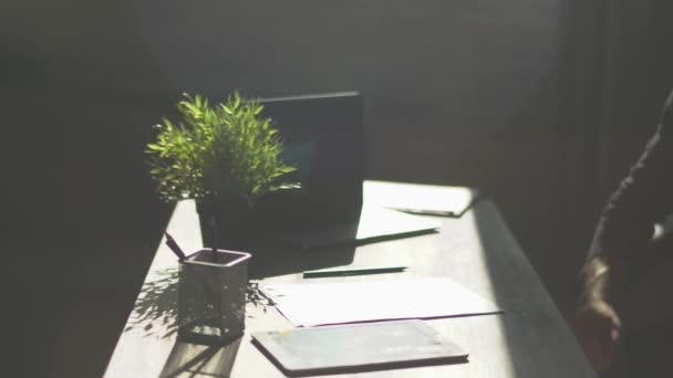 Zwei Männer Modernen Büro Schüttelten Sich Nach Der Geschäftsvereinbarung Die — Stockvideo