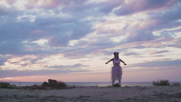 Красива Дівчина Яскравим Макіяжем Рожевій Сукні Танцює Відкритому Повітрі — стокове відео