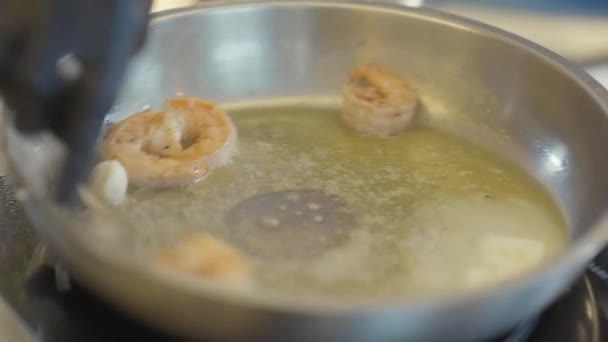 Close Frigideira Com Camarões Fritar Manteiga Com Dente Alho Mão — Vídeo de Stock