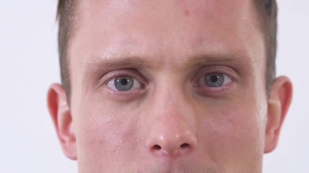 Закріпіть Обличчя Людини Яка Дивиться Камеру Гнівом Людина Пригнічена Обличчя — стокове відео