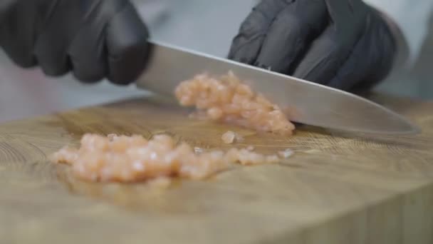 Mãos Chef Uniforme Restaurante Luvas Pretas Cortando Fatias Atum Fresco — Vídeo de Stock