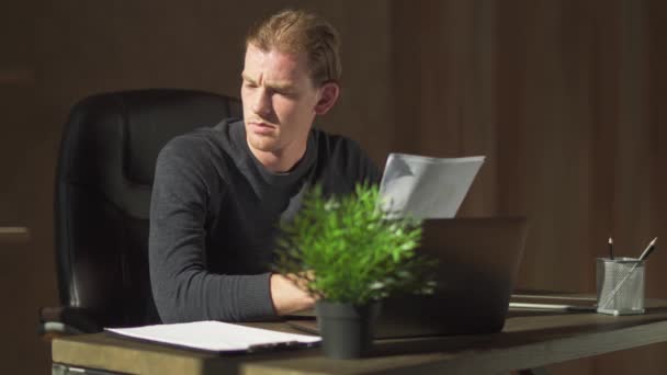 Jonge Zakenman Zit Het Kantoor Aan Tafel Buurt Van Computer — Stockvideo