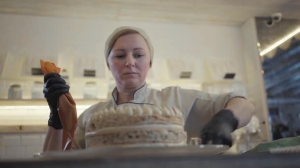 Pastelero Uniforme Poniendo Recién Cocinado Dulce Crema Brulee Crema Con — Vídeo de stock