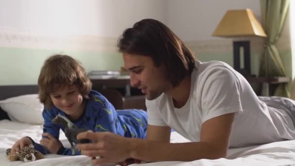 Irmãos Mais Velhos Mais Novos Divertindo Juntos Dois Irmãos Deitados — Vídeo de Stock