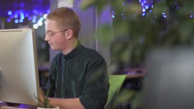 İş adamının bilgisayarlı klavyede daktilo ettiği yavaş çekim videosu