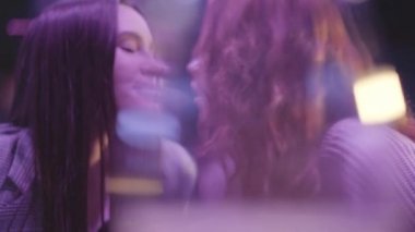 İki güzel kız arkadaş bir restoranda otururken tutkuyla öpüşürler..