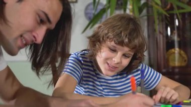 Masada birlikte otururken kağıt üzerine resim çizmek. Baba-çocuk ilişkisi.